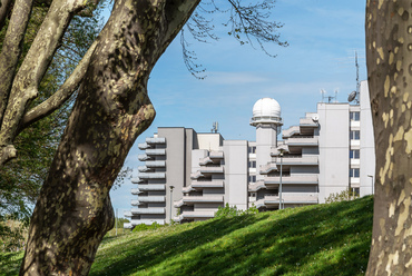 Az 1970-es évektől kiépülő Széchenyi István Egyetem elsők közt átadott szárnya a kollégiumi épületeket tartalmazta, melyek Hübner Tibor (KÖZTI) tervezett. 
