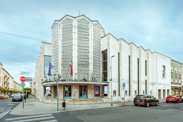 A történelmi városközpont egyik első modern épülete, az 1958-61 között épült, Lakatos Kálmán és Harmati János által tervezett Rába Mozi, díszes homlokzata még a pár évvel korábban véget ért szocreál korszakra emlékeztet.
