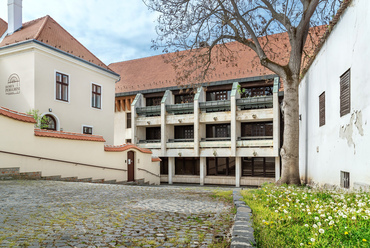 A hátsó homlokzat meghatározó eleme az apartmanok erkélysora. A Lőrincz József által tervezett épületet ma is eredeti funkciója szerint használja új tulajdonosa, a Mathias Corvinus Collegium.
