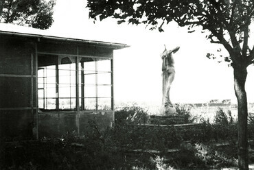 Siófok, MAC klubház kertje, a Horthy István emlékére állított "Ad Astra" szobor, sérülten. Felvétel éve: 1945. Forrás: Fortepan 85235 / Ember Károly dr.
