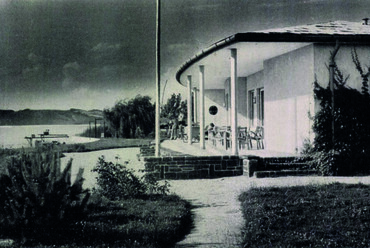 Balatonföldvár, Királyi Magyar Yacht Club (tervező: Tóth Kálmán). Forrás: Magyar Építőművészet (1944) 8. 194–195.
