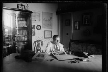 Kaesz Gyula az Iparművészeti Múzeum és Iskola szolgálati lakásában. 1920-as évek. MÉM MDK Fotótár
