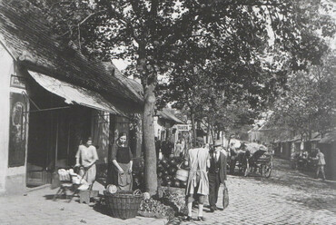 A Kolosy téri piac az 1920-as években. Forrás: Családi archívum, fotó: Erdélyi Mór. A képekhez tartozó információk a www.ilyenisvoltbudapest.hu honlapról származnak.
