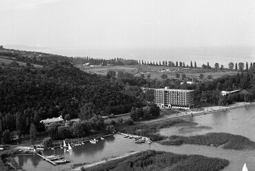 Tihany, légifotó, Balaton-part a révtől nyugatra, középpontban a Tihany Yacht Club és a Hotel Tihany. Felvétel éve: 1967. Forrás: Fortepan 65558 / Magyar Rendőr

