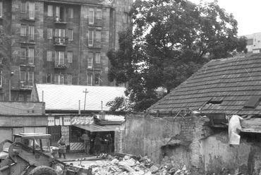 Kolosy tér, szemben az 1/a számú ház (Szépvölgyi út sarok) a Bécsi út felől nézve, 1989. Forrás: Fortepan / tm
