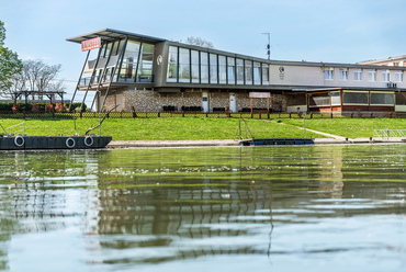 A négy folyó városaként évszázados múltra visszatekintő vízisport közössége 1961-ben kapott új csónakházat és vendéglőt, Wyberál László és Lang János tervei alapján.

 
