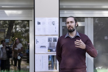 A megújult gépészetet Dr. Andrássy Zoltán PhD, a HeatVentors Kft. műszaki vezetője ismerteti. Fotó: Kürti János, BP18
