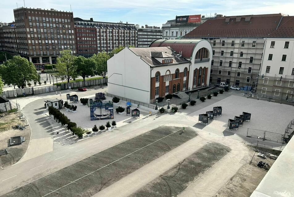Megkezdődött a Városháza park kialakítása, felszámolták a parkolók egy részét