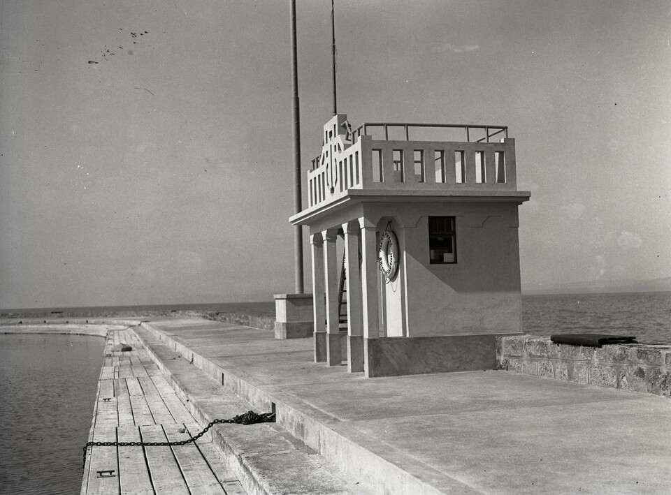 Balatonföldvár, szélsebességmérő műszerház a balatonföldvári mólón, 1930 körül. Leltári jelzet: MMKM TEMGY 2019.1.1. 1109. Forrás: Fortepan 183490 / Magyar Műszaki és Közlekedési Múzeum / BAHART Archívum