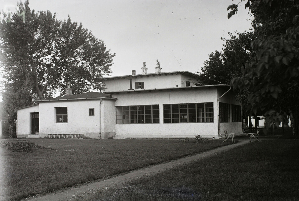 Balatonföldvár, Somogyi Béla utca 3., hajógyári üdülő (Törley villa). Leltári jelzet: MMKM TFGY 2017.2.679. Felvétel éve: 1950. Forrás: Fortepan 122333 / Magyar Műszaki és Közlekedési Múzeum / Történeti Fényképek Gyűjteménye / Óbudai Hajógyár gyűjteménye