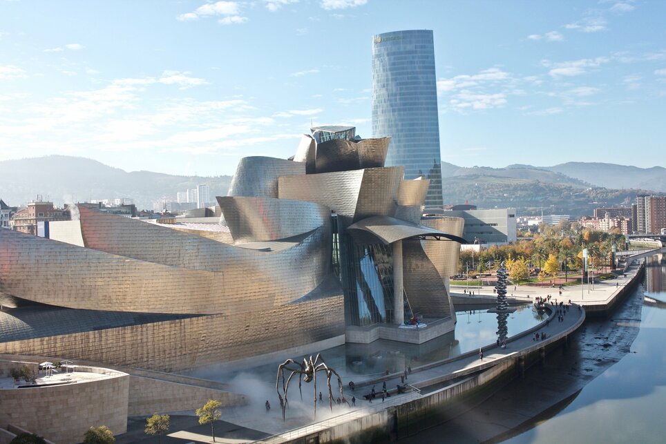 Guggenheim Múzeum. Bilbao, Spanyolország. Frank Gehry. 1997. Forrás: Wikimedia Commons
