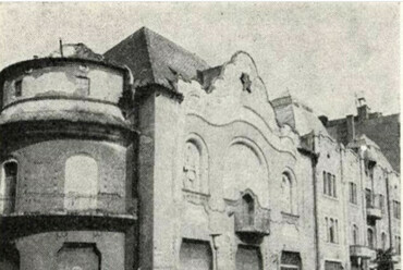 Az Iparosotthon az 1970-es években, korábbi átalakítás után, felújítás előtt. Forrás: Műemlékvédelem, 1981.
