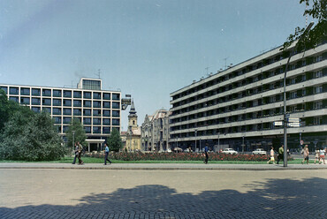 Kossuth tér, balra az Aranyhomok szálló, középen hátul a görögkeleti szerb templom, 1970. Forrás: Fortepan / FŐFOTÓ
