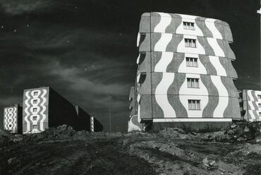 Csete György, Deák László, Jankovics Tibor, Kistelegdi István: Atomerőmű lakótelep, Paks, 1973–1976. Fotó: Csete Alapítvány Archívuma. Forrás: Magyar Művészeti Akadémia/Facebook
