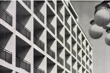 Az Aranyhomok Szálló főhomlokzati képe. Forrás: Magyar Építőművészet, 1964.

