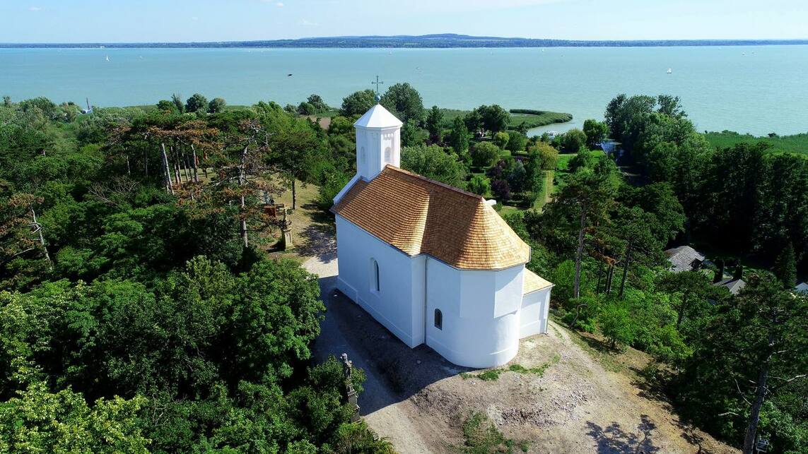 Szent Mihály-kápolna felújítása, Vonyarcvashegy, Kisberzsenyi-Nagy György és Zöldi Sára – forrás: Lánszki Regő Facebook oldala
