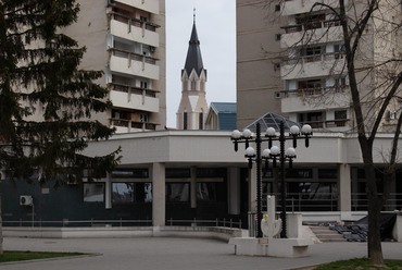 A képen a teret határoló lakóházak láthatóak, háttérben a Kálvária templommal. A fotót készítette: Laczka Áron
