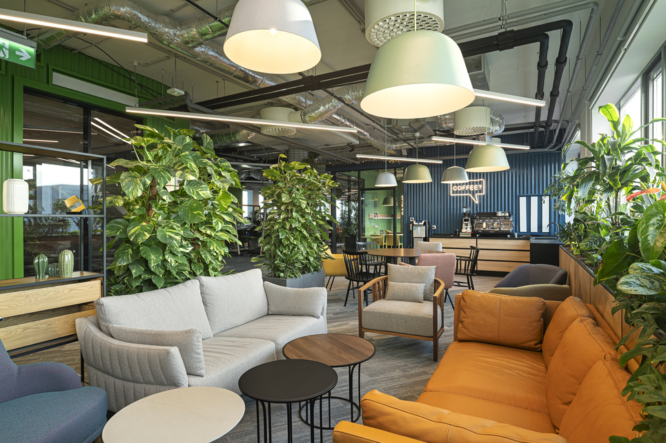 HelloOffice. Tervezők: MádiLáncos Stúdió, Pedrano Construction Hungary, HelloParks csapat. Fotó: Gosztom Gergely. Forrás: GMB Solutions Kft.