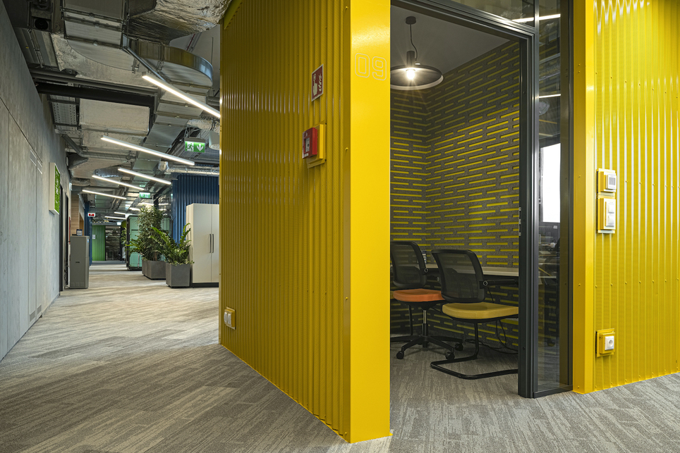HelloOffice. Tervezők: MádiLáncos Stúdió, Pedrano Construction Hungary, HelloParks csapat. Fotó: Gosztom Gergely. Forrás: GMB Solutions Kft.