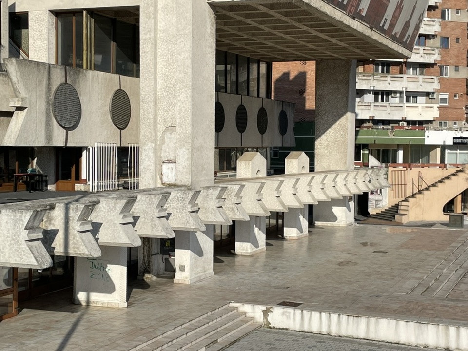 A kultúrház épülete, homlokzatán a mintázott vakolat. A tömegformálásban fontos szerepet játszott a népi elemek használata, mint a fecskefarok használata. A fotót készítette: Laczka Áron.