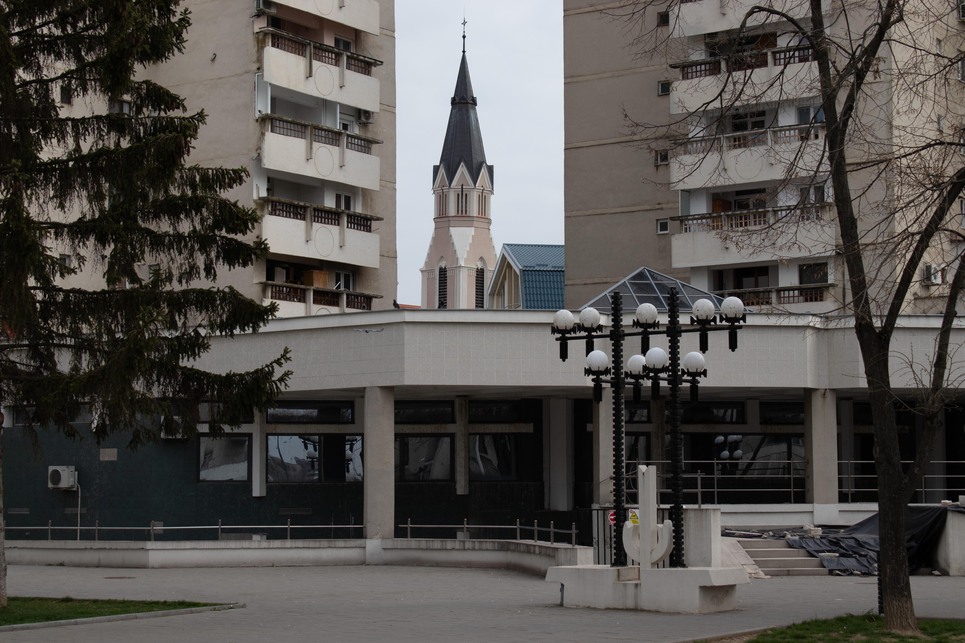 A képen a teret határoló lakóházak láthatóak, háttérben a Kálvária templommal. A fotót készítette: Laczka Áron