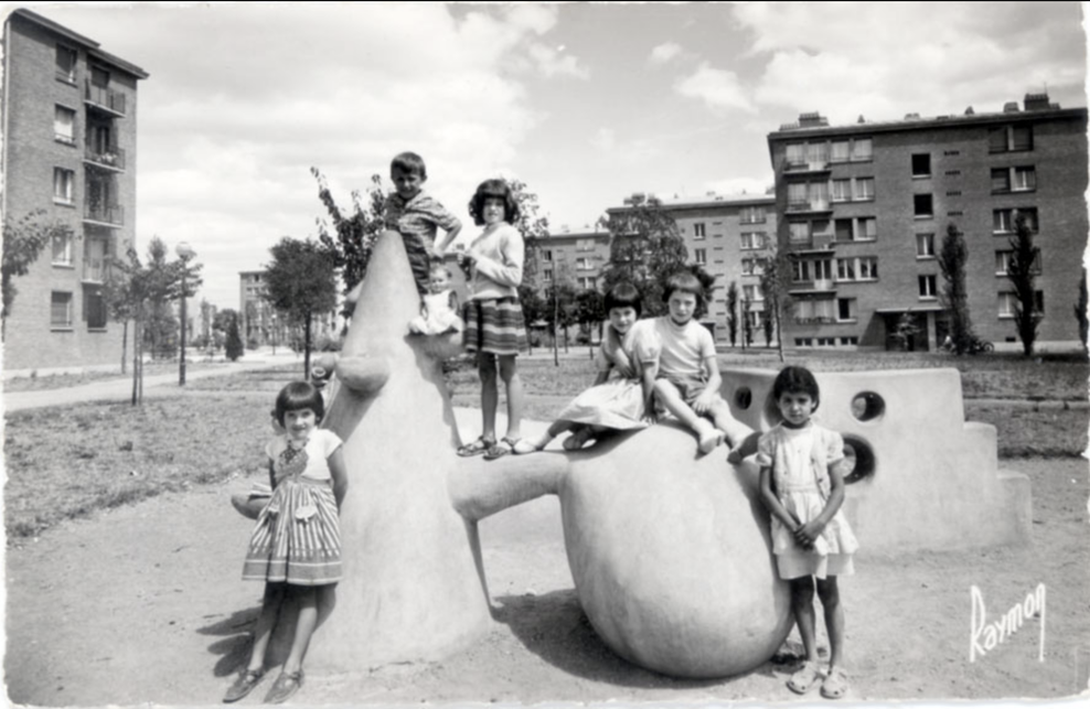 A petit-clamarti játéképítmények, 1957. Forrás: http://archipostcard.blogspot.com/2011/06/lenfance-au-petit-clamart.html)
