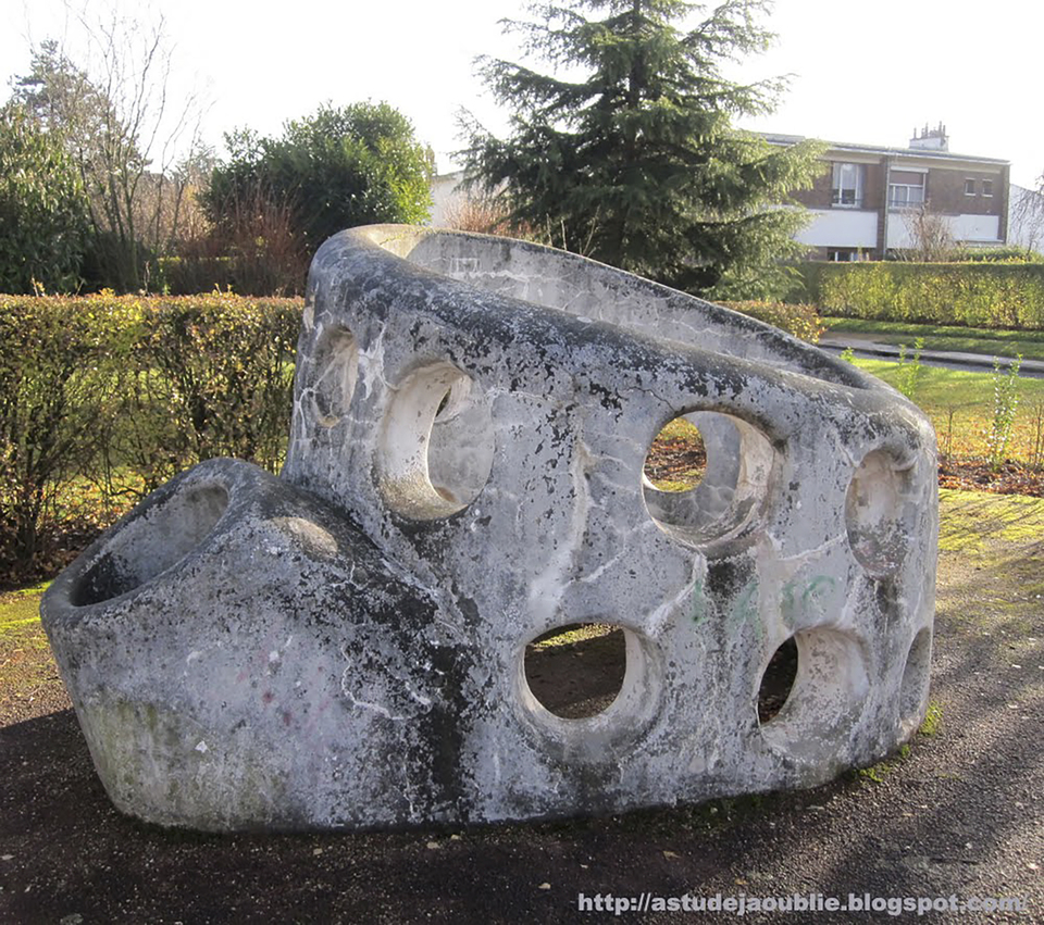 L'Haÿ-les-Roses-i játéképítmények, 1958. Forrás: http://astudejaoublie.blogspot.com/2011/12/lhay-les-roses-sculptures-jeux-denfants.html