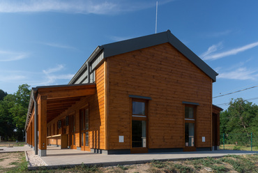 Pavilonépület a fóti Somlyó-tó partján. Tervező: Axis Építésziroda Kft. Fotó: Salamin Miklós

