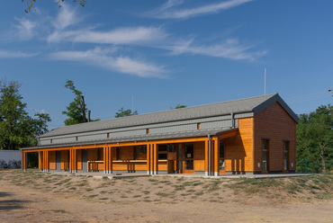 Pavilonépület a fóti Somlyó-tó partján. Tervező: Axis Építésziroda Kft. Fotó: Salamin Miklós
