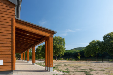Pavilonépület a fóti Somlyó-tó partján. Tervező: Axis Építésziroda Kft. Fotó: Salamin Miklós
