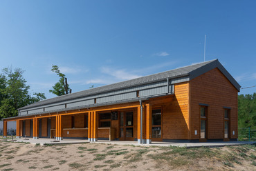 Pavilonépület a fóti Somlyó-tó partján. Tervező: Axis Építésziroda Kft. Fotó: Salamin Miklós
