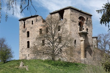 Krakovec, Csehország, várrom az Országos Műemléki Hivatal kezelésében, a 2015-16-ban készült látszó fa tartószerkezetű zöld védőtetővel (fotó: Národní Památkovy Ústav, 2021)
