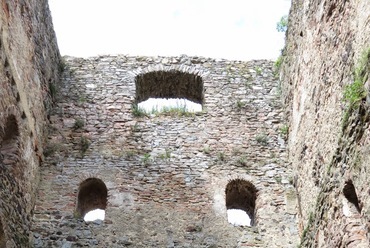 Schallaburg, Alsó Ausztria tartomány kezelésében álló vár romként fenntartott román kori palotarésze. (fotó: szerző, 2013)
