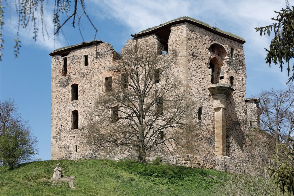 Krakovec, Csehország, várrom az Országos Műemléki Hivatal kezelésében, a 2015-16-ban készült látszó fa tartószerkezetű zöld védőtetővel (fotó: Národní Památkovy Ústav, 2021)