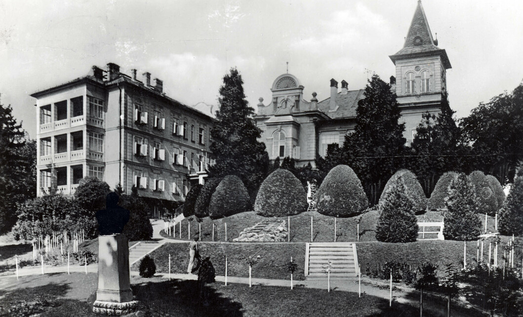 Balatonfüred, Honvéd utca 2-4., Honvéd tiszti üdülő, előtérben Horthy Miklós mellszobra. Felvétel éve: 1943 / Forrás: Fortepan 162492 / Iharos Sándor
