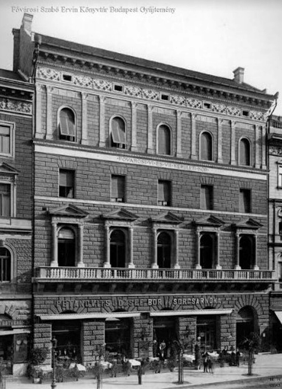 A Terézvárosi Kaszinó Andrássy úti homlokzata 1890-ben (H. O. Rückwardt felvétele, forrás: FSZEK Budapest-képarchívum) Forrás: https://pestbuda.hu/