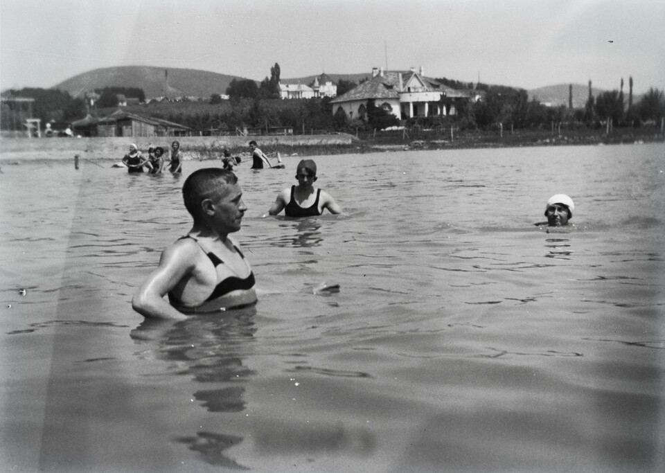 Balatonfüred, Esterházy strand. Háttérben a Peremartoni-Mädy villa, fölötte a Baradlai villa. Felvétel éve: 1933 / Forrás: Fortepan 129890 / Ladinek Viktor