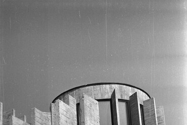 Apor Vilmos (Lékai János) tér, a megkezdett nagytemplom altemploma fölé épített szolgáltatóház, 1971. Forrás: Fortepan / Kriss Géza

