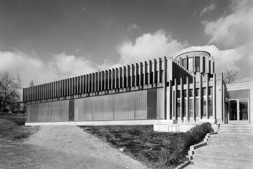 Apor Vilmos (Lékai János) tér, a megkezdett nagytemplom altemploma fölé épített szolgáltatóház, 1973. Forrás: Fortepan / FŐFOTÓ
