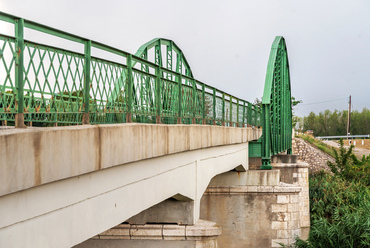 A míves acélszerkezet mellett a 15 méteres ártéri nyílások már egy új korszak, a még gazdaságosabb vasbeton építészet kezdetét jelzik. A Mooré Kálmán kisújszállási mérnök tervei szerint épült hídrész hazánk első vasbeton hídjainak egyike volt, és 116 év után is korlátozás nélkül szolgálja az eredetileg tervezettnél jóval nagyobb, 40 tonnás járművek áthaladását.
