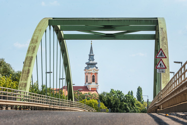 A huszadik század vasbeton hídjai után, egészen 2010-ig kellett várni, hogy újra látványos, alsópályás közúti híd épüljön a Körösökön. Gyomaendrőd északi szélén, a többször átépített Hármas-Körös híd kapott új felszerkezetet a régi pillérekre, középen 48 méteres nyílással, ami immár valódi, vonórudas ívhíd lett.

 
