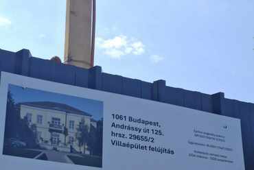 Információk a felújításról. Forrás: Építészfórum
