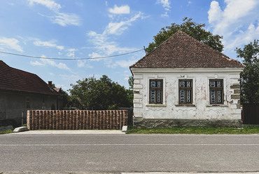 Kiállítás a homlokzaton. Fotó: Sági Gergely

