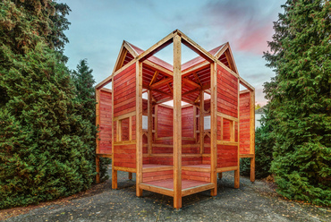 Színház az iskola mellett, Badacsonytomaj. CAN Architects: Fából készült űrhajók – A Bazalt Iskola kültéri tantermei. Fotó: Gulyás Attila.
