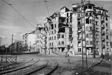 A mai Apor Vilmos tér, szemben a Böszörményi út - Csörsz utca sarok, 1945. Forrás: Fortepan / Kramer István dr

