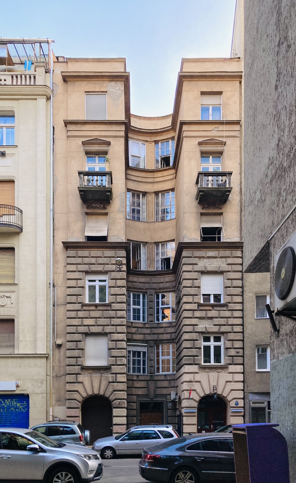 Budapest, Málnai Béla és neje bérháza, Budafoki út 33, 1928-29. A furcsa arányok a franciaudvaros tipológiát szinte kifigurázzák (sötét középső helyiségek) – a szerző felvétele.