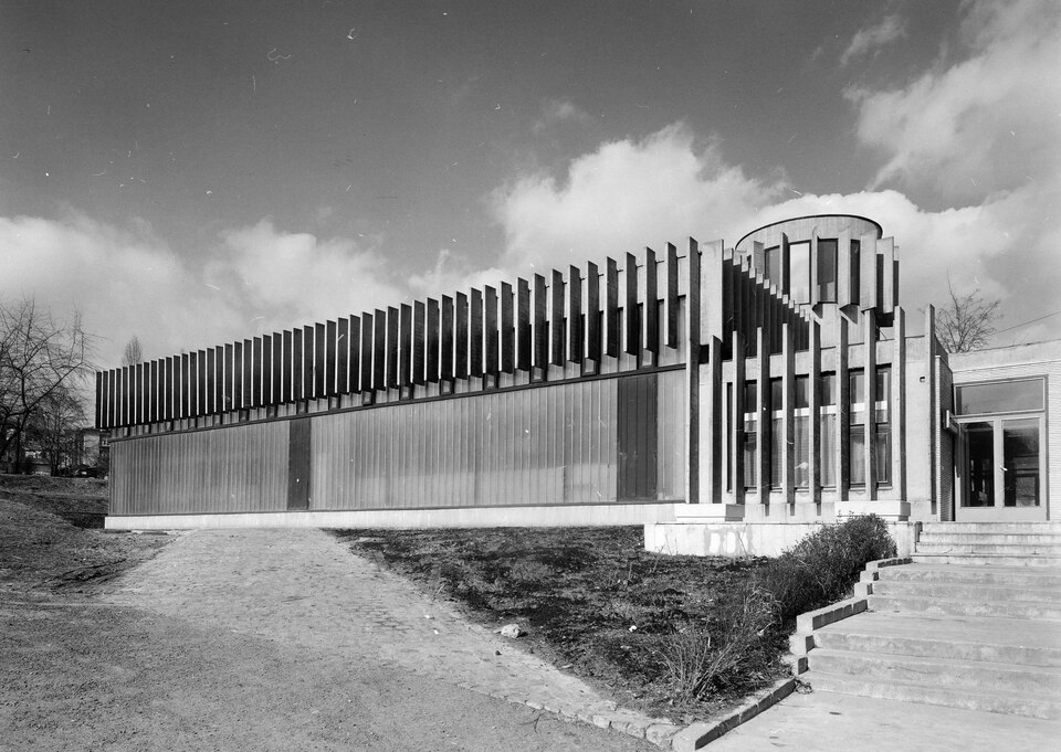 Apor Vilmos (Lékai János) tér, a megkezdett nagytemplom altemploma fölé épített szolgáltatóház, 1973. Forrás: Fortepan / FŐFOTÓ