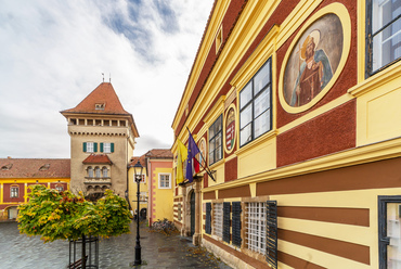 Kőszeg főterén áll hazánk legrégibb városházája, egyben a modern önkormányzatiság legrégibb intézménye is. Eredeti funkcióját mintegy 600 éve látja el megszakítás nélkül.

 
