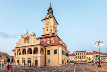 Az épület ma látható képét, és rizalitos főhomlokzatát az 1778-as felújítás alakította ki. A második világháborút követő években komolyan felmerült a lebontása, hogy a főtér monumentális pártrendezvények tartására is alkalmassá váljon, végül azonban megmenekült, és a Brassó Megyei Történeti Múzeum költözött a falai közé. 49 méteres tornyának harangja ma is minden órában megszólal.
