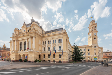 A városháza tervezője Nagyvárad számos további épületét is megálmodó Rimanóczy Kálmán. Vezetékneve főként unokaöccse, Rimanóczy Gyula által lehet ismerős, aki a budapesti Pasaréti tér, vagy a Műegyetem szocreál épületeinek tervezőjeként szerzett hírnevet. A család korábbi és későbbi generációi ugyancsak országos hírű építészeket adtak.

 
